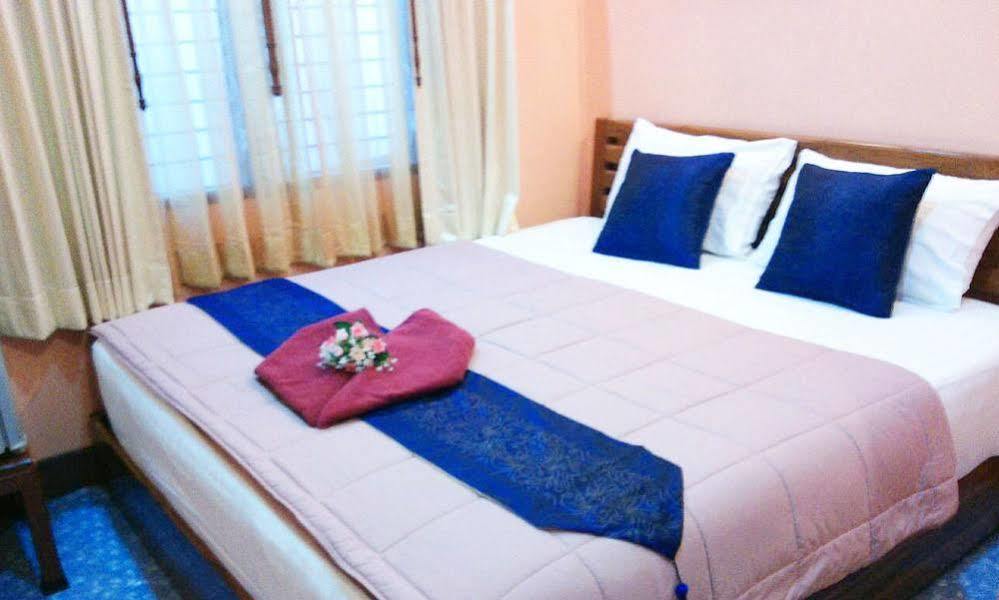 Tara Raft Hotel Канчанабури Екстериор снимка